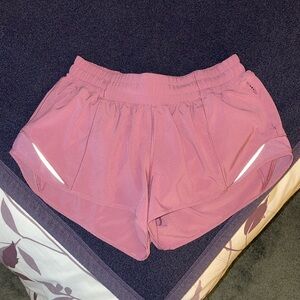 Lululemon Hotty Hot 2.5 in LR shorts